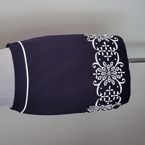 Ann Taylor Dresses & Skirts - Ann Taylor Midnight Blue Pencil Skirt With White Embroidery